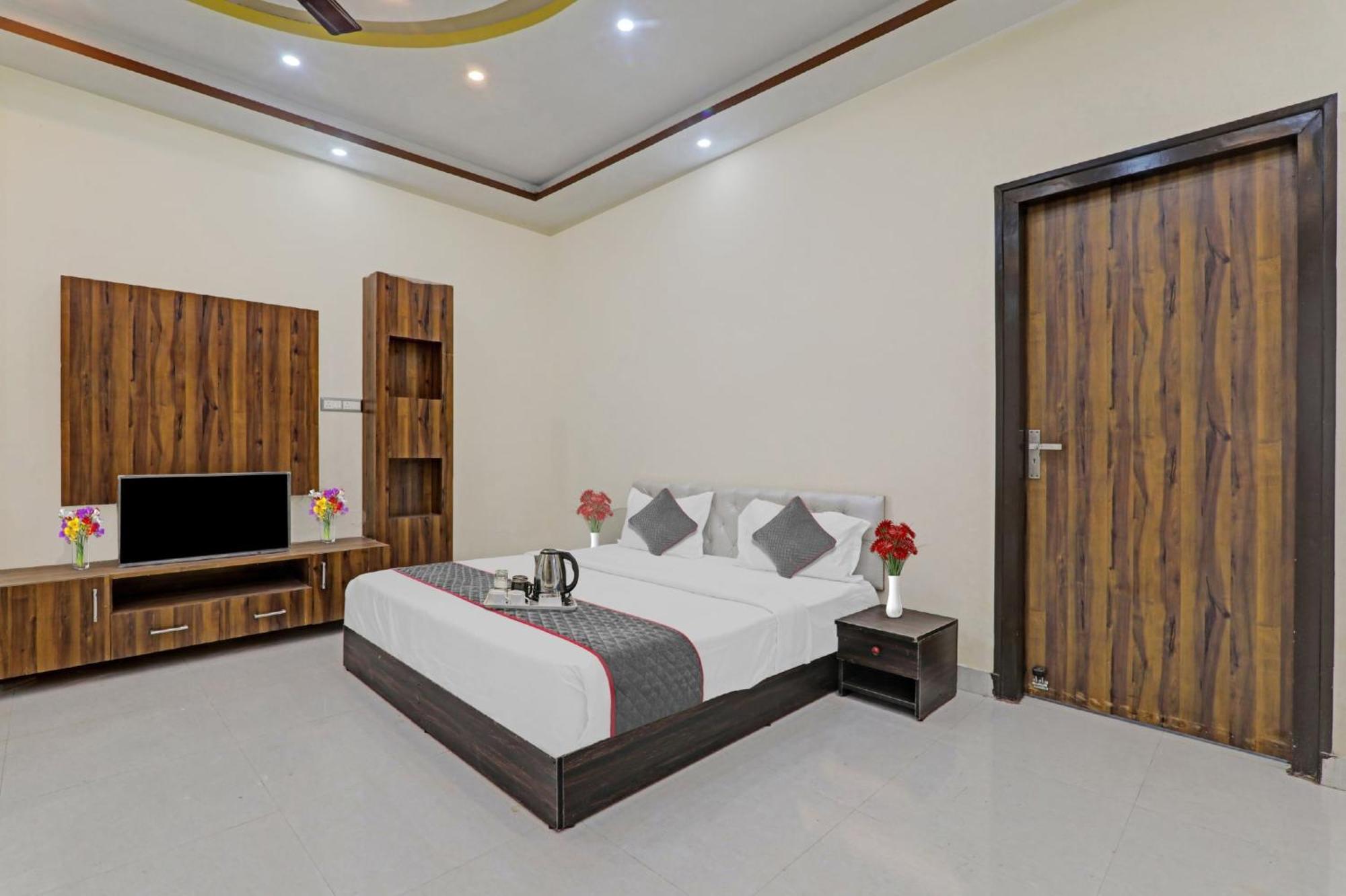 Townhouse Relax Inn Chinhat Ngoại thất bức ảnh