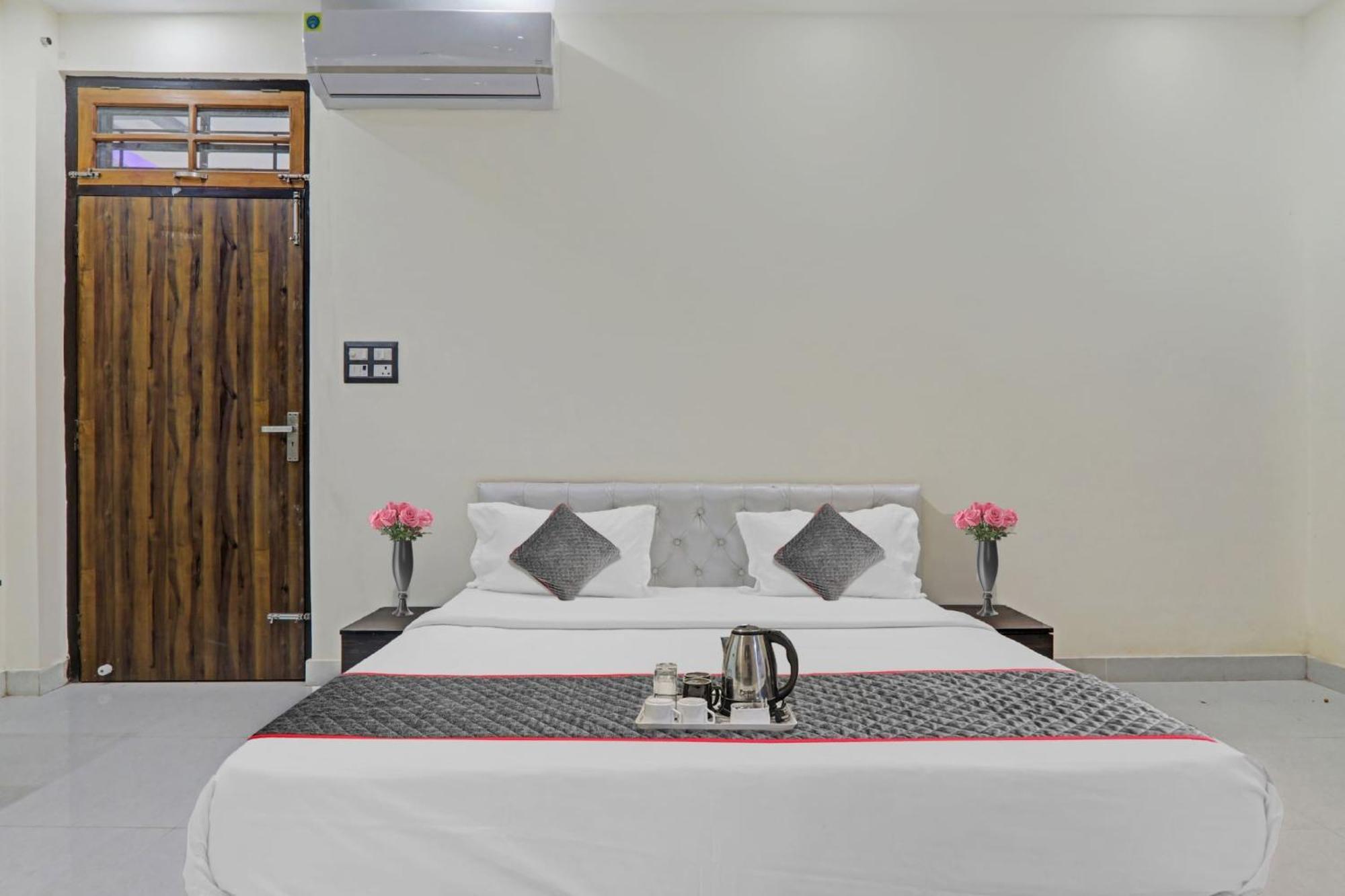 Townhouse Relax Inn Chinhat Ngoại thất bức ảnh