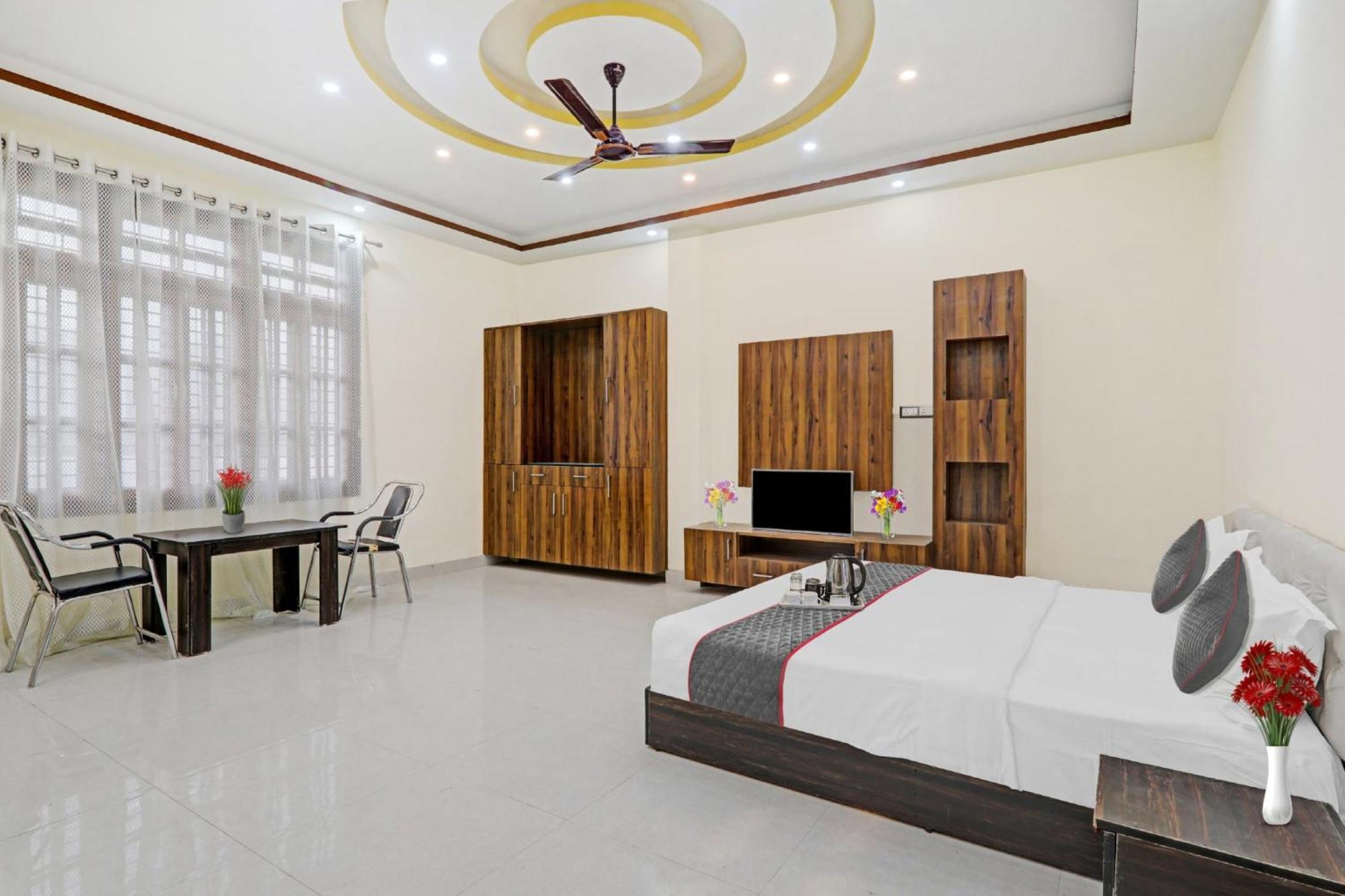 Townhouse Relax Inn Chinhat Ngoại thất bức ảnh