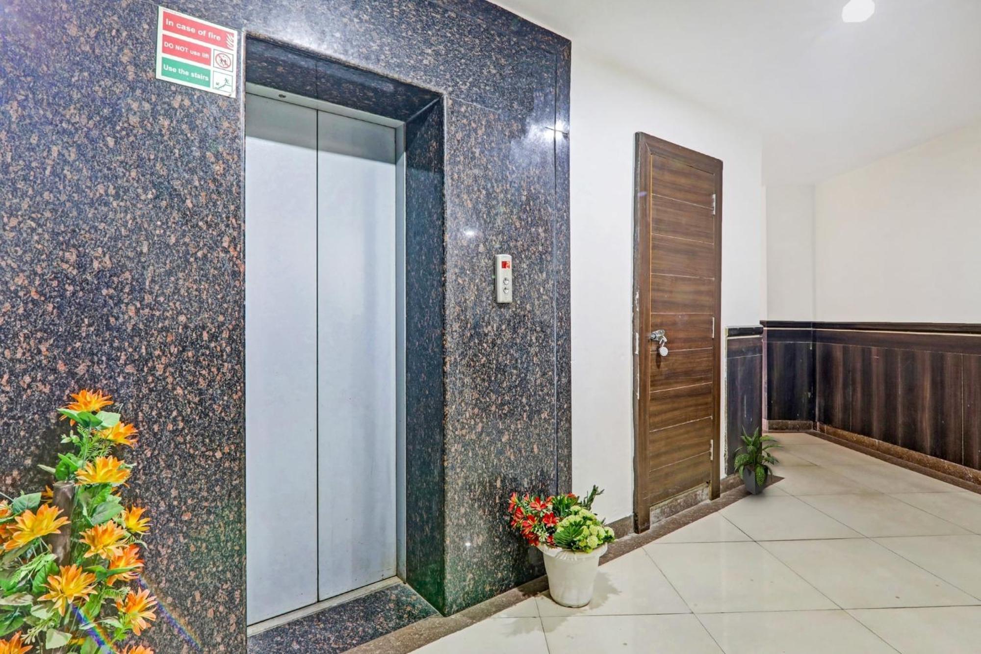 Townhouse Relax Inn Chinhat Ngoại thất bức ảnh