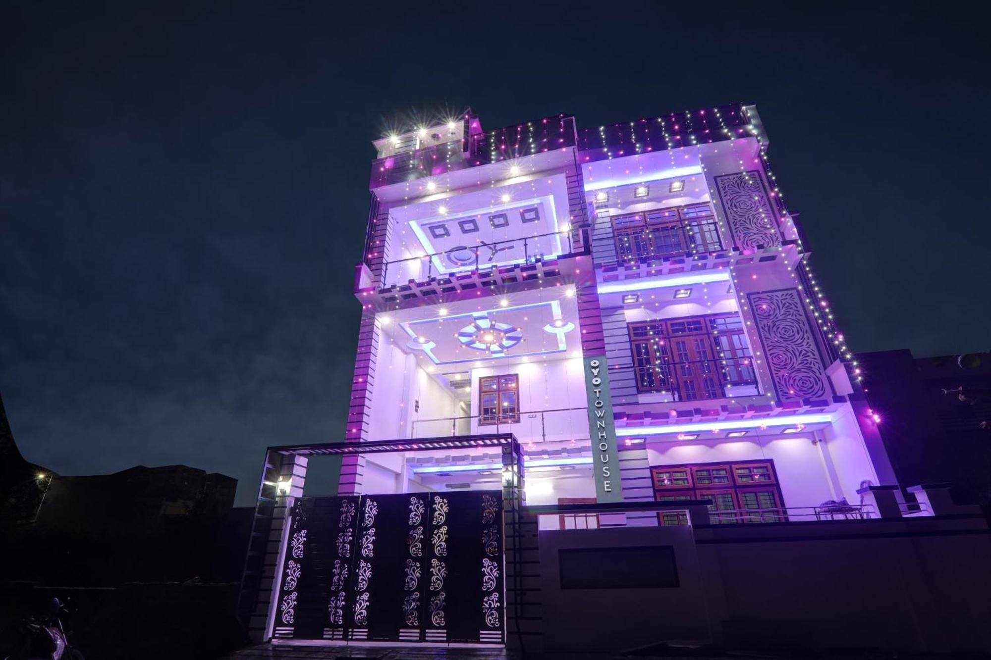 Townhouse Relax Inn Chinhat Ngoại thất bức ảnh