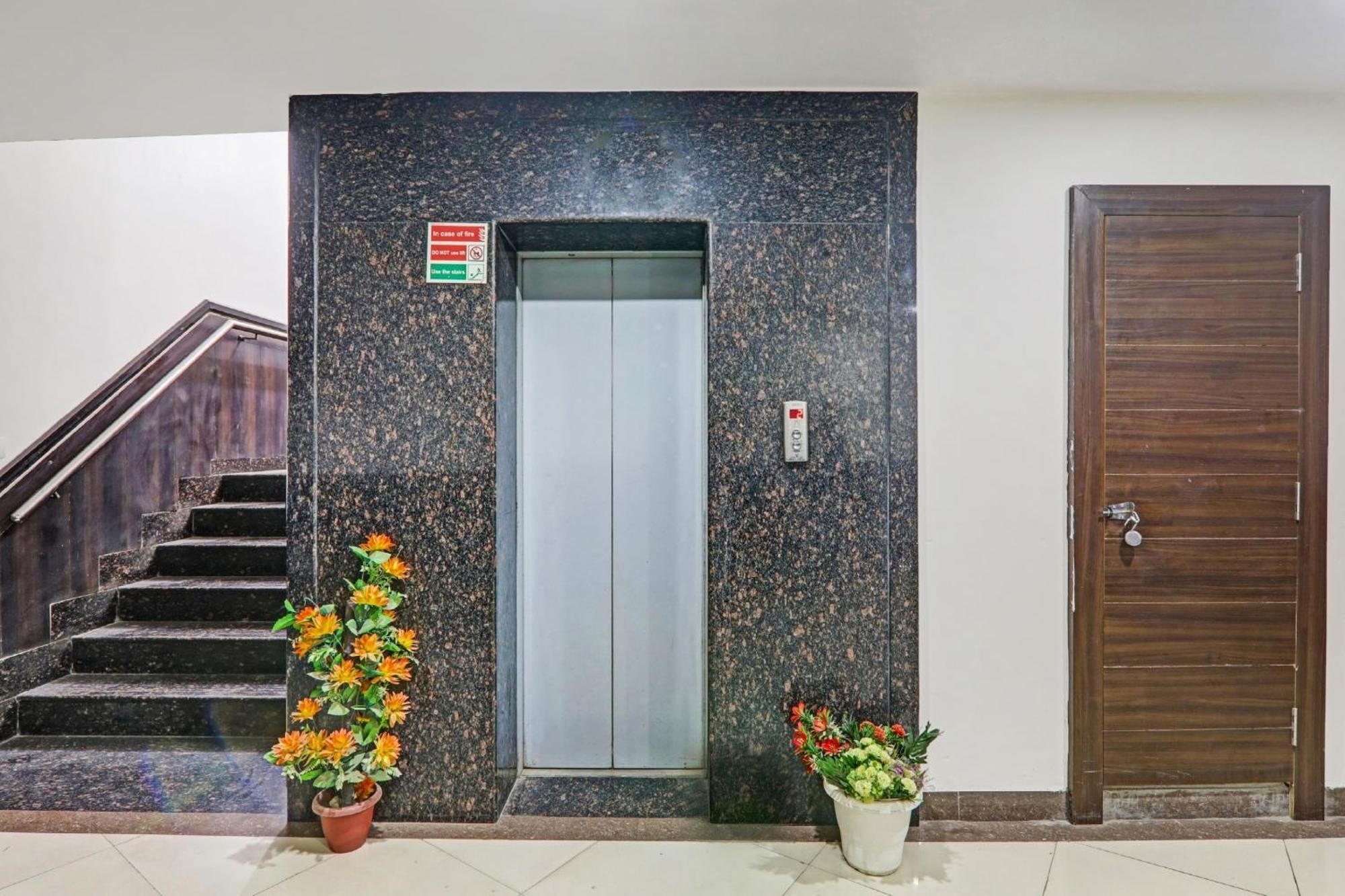 Townhouse Relax Inn Chinhat Ngoại thất bức ảnh
