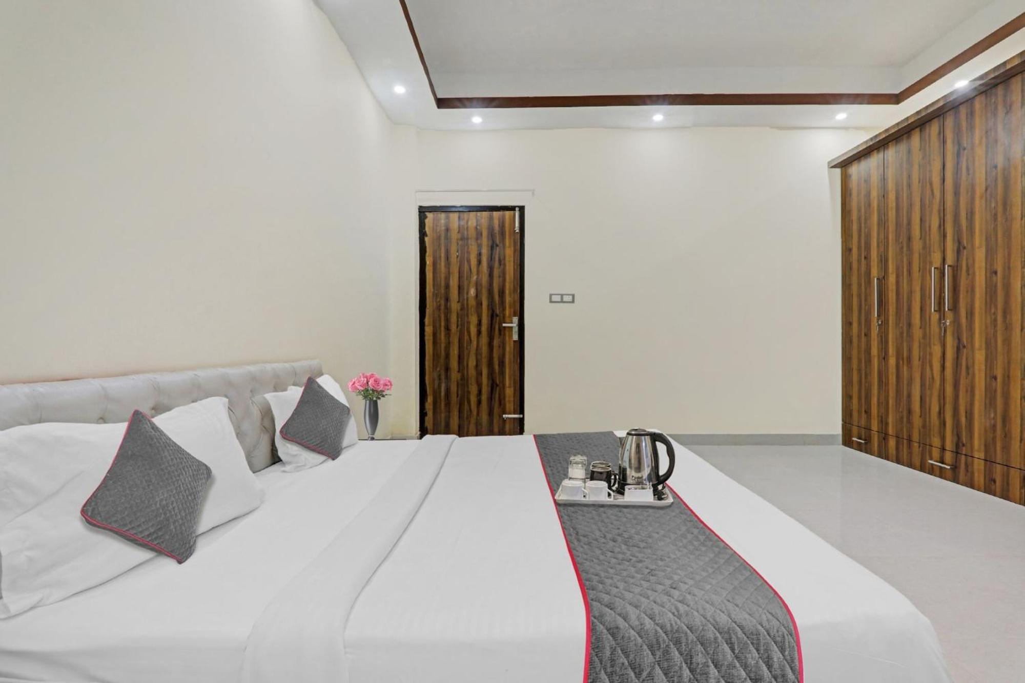 Townhouse Relax Inn Chinhat Ngoại thất bức ảnh