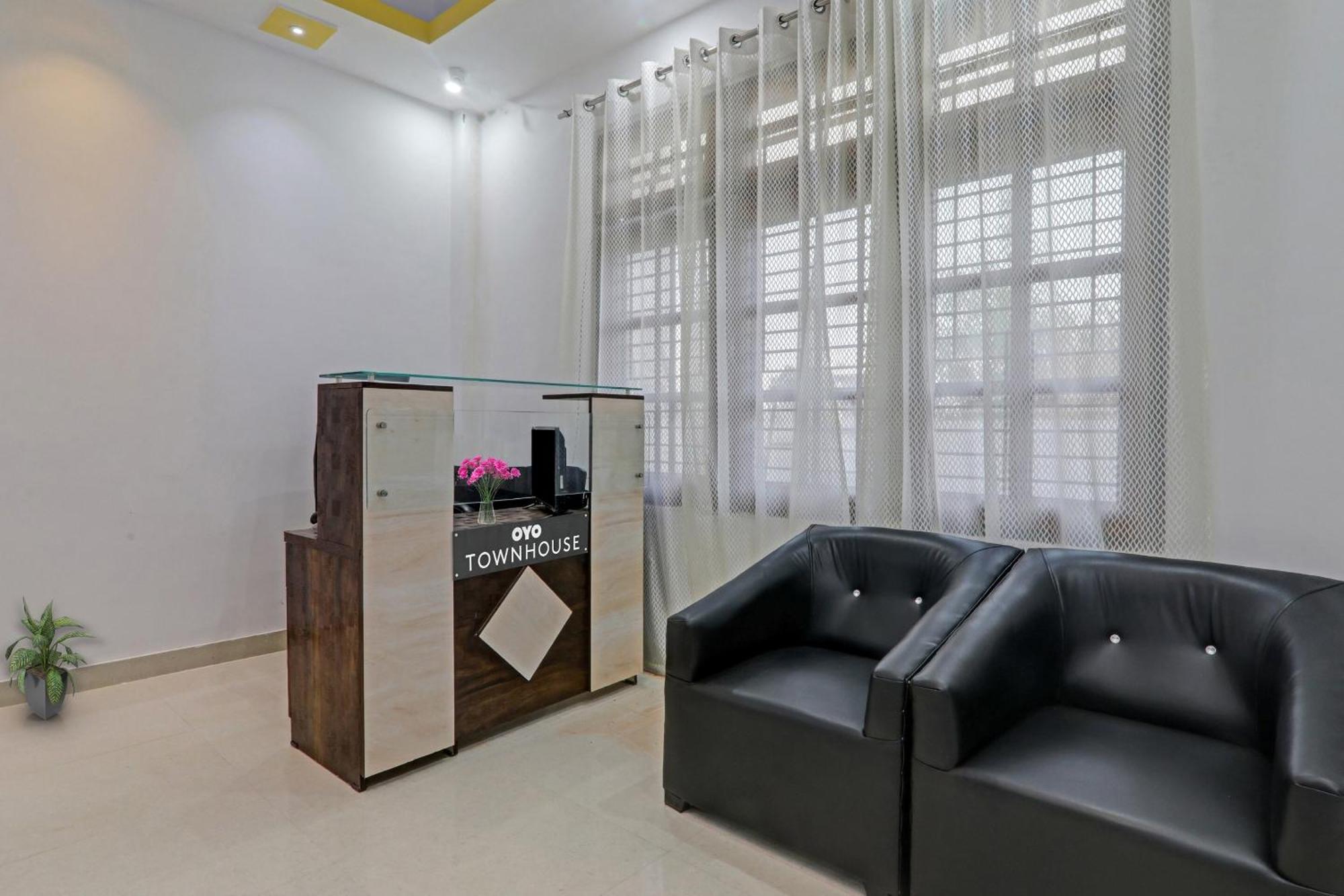 Townhouse Relax Inn Chinhat Ngoại thất bức ảnh