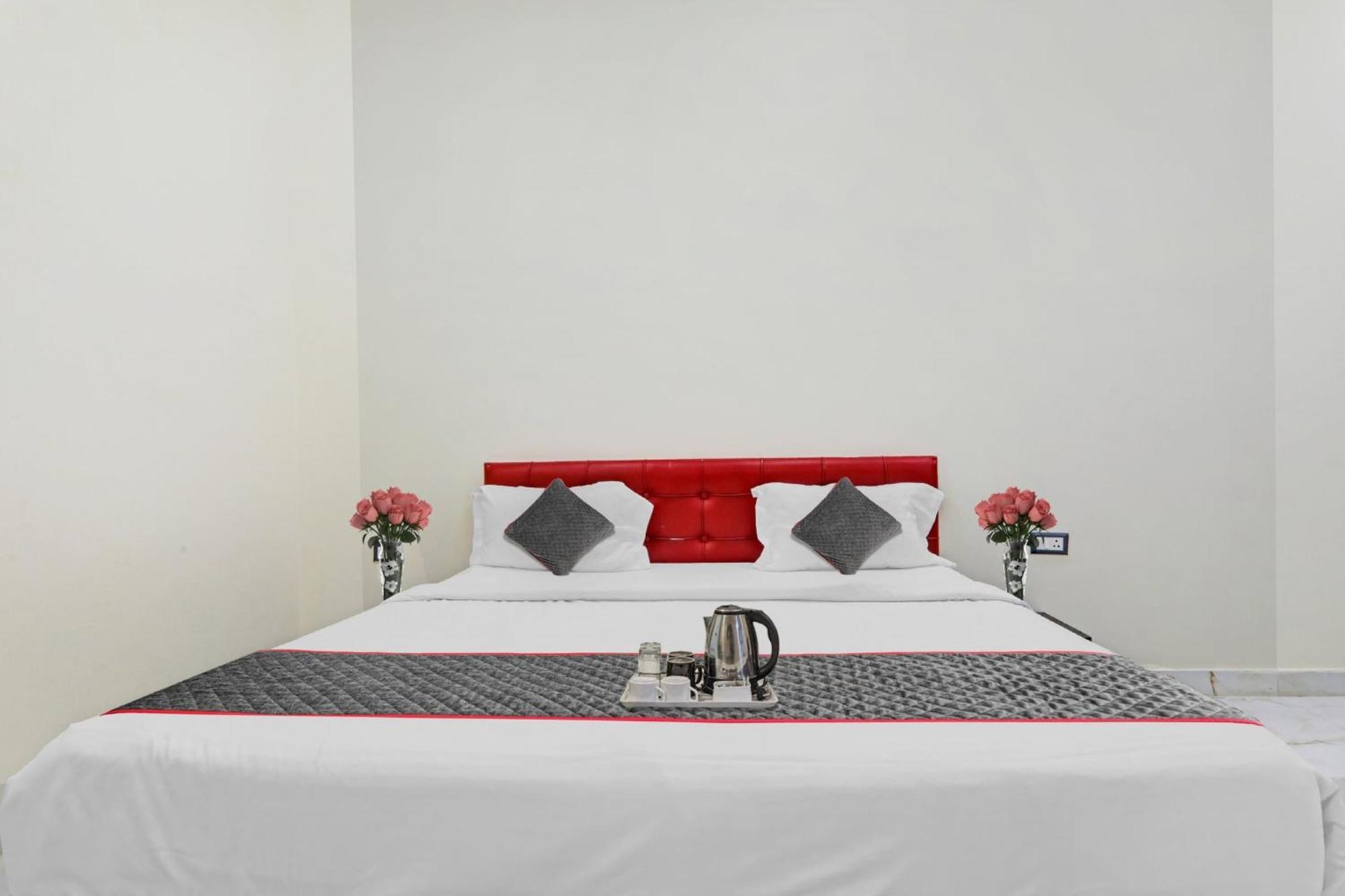Townhouse Relax Inn Chinhat Ngoại thất bức ảnh