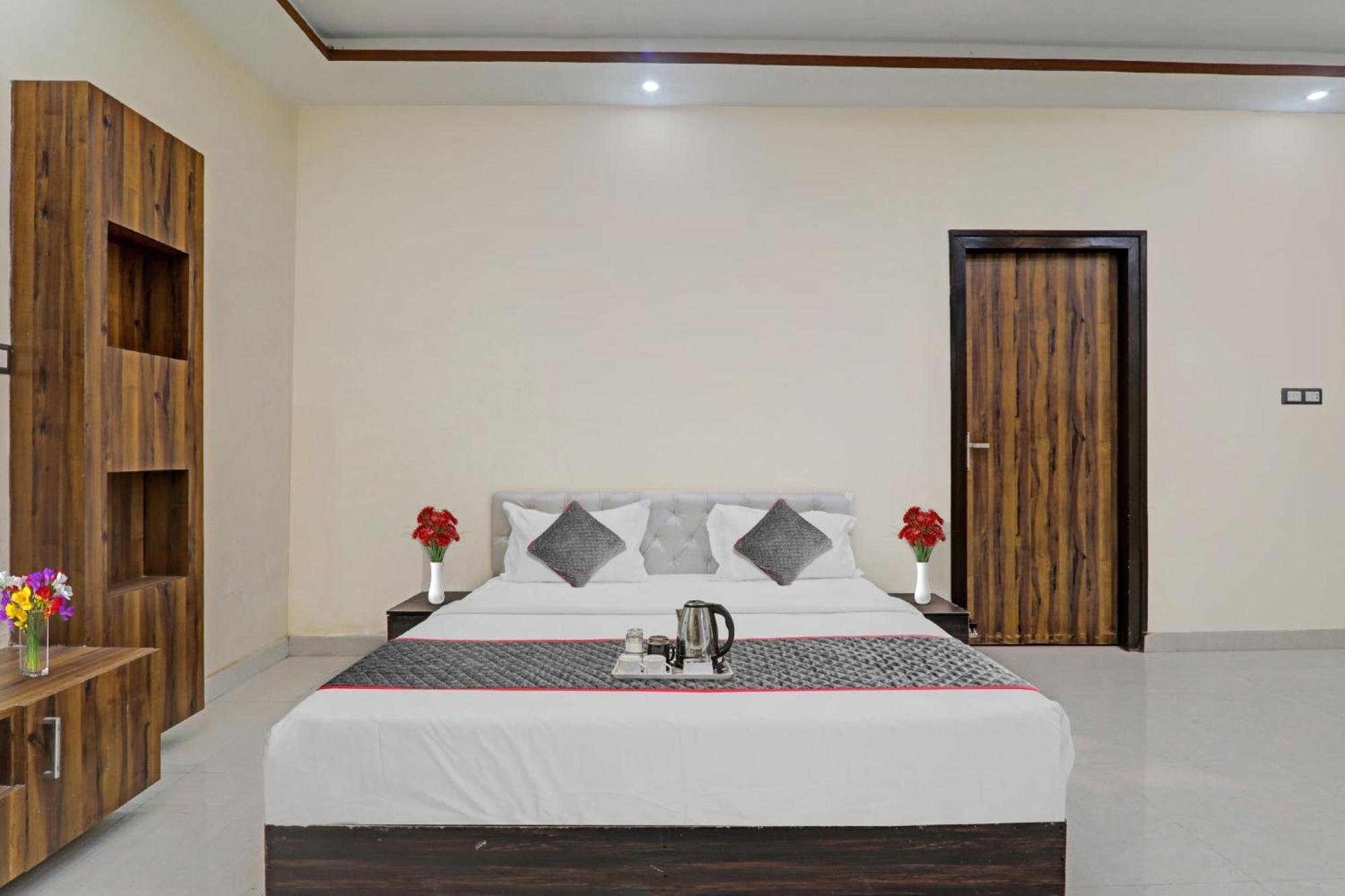 Townhouse Relax Inn Chinhat Ngoại thất bức ảnh