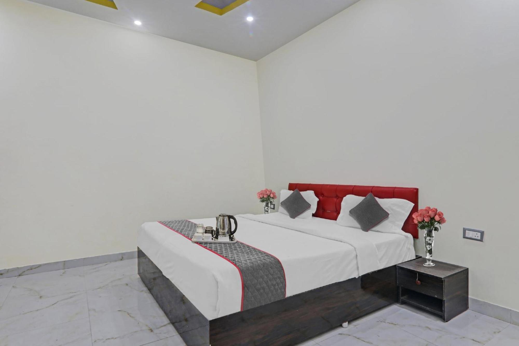 Townhouse Relax Inn Chinhat Ngoại thất bức ảnh