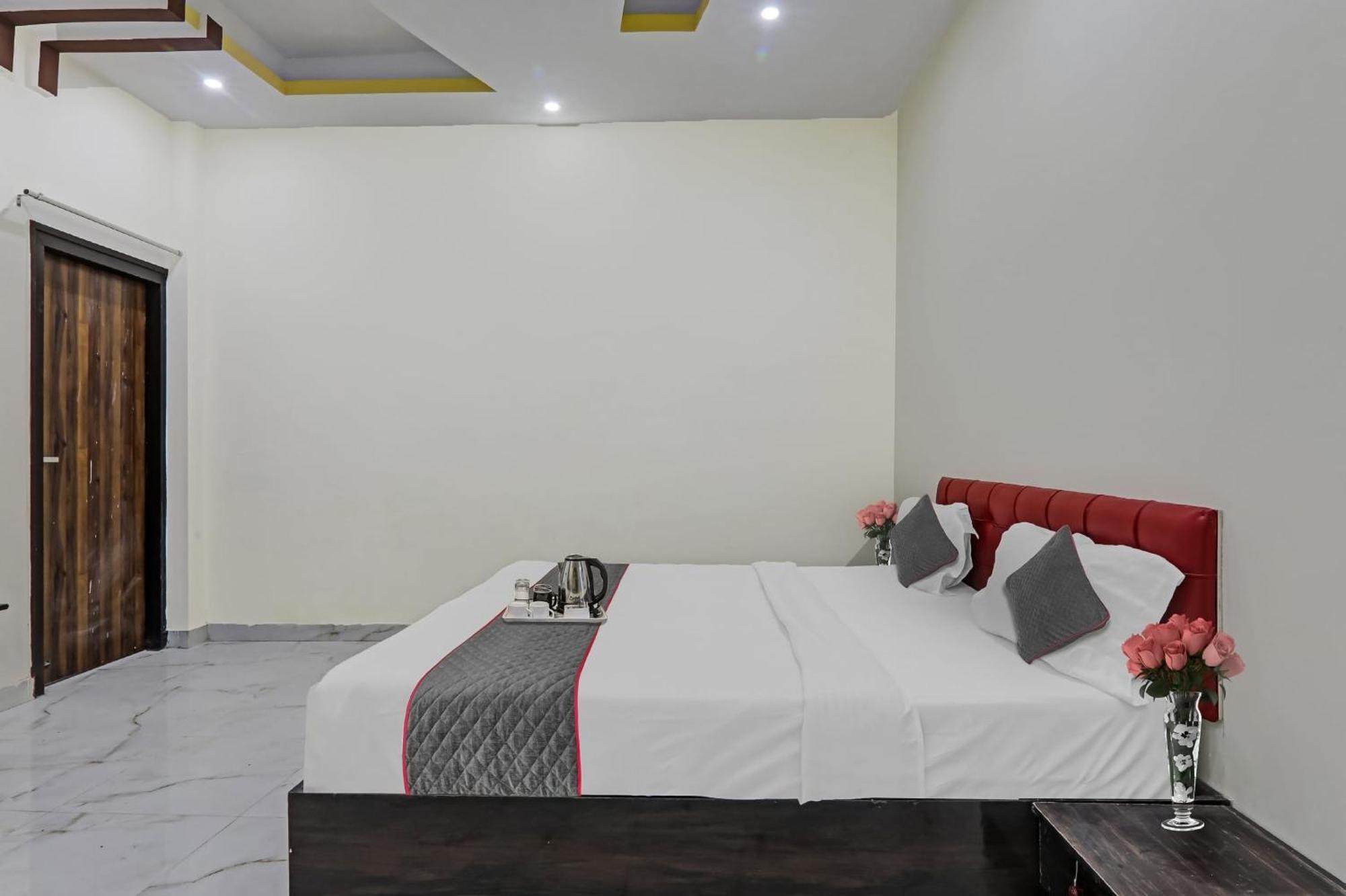 Townhouse Relax Inn Chinhat Ngoại thất bức ảnh