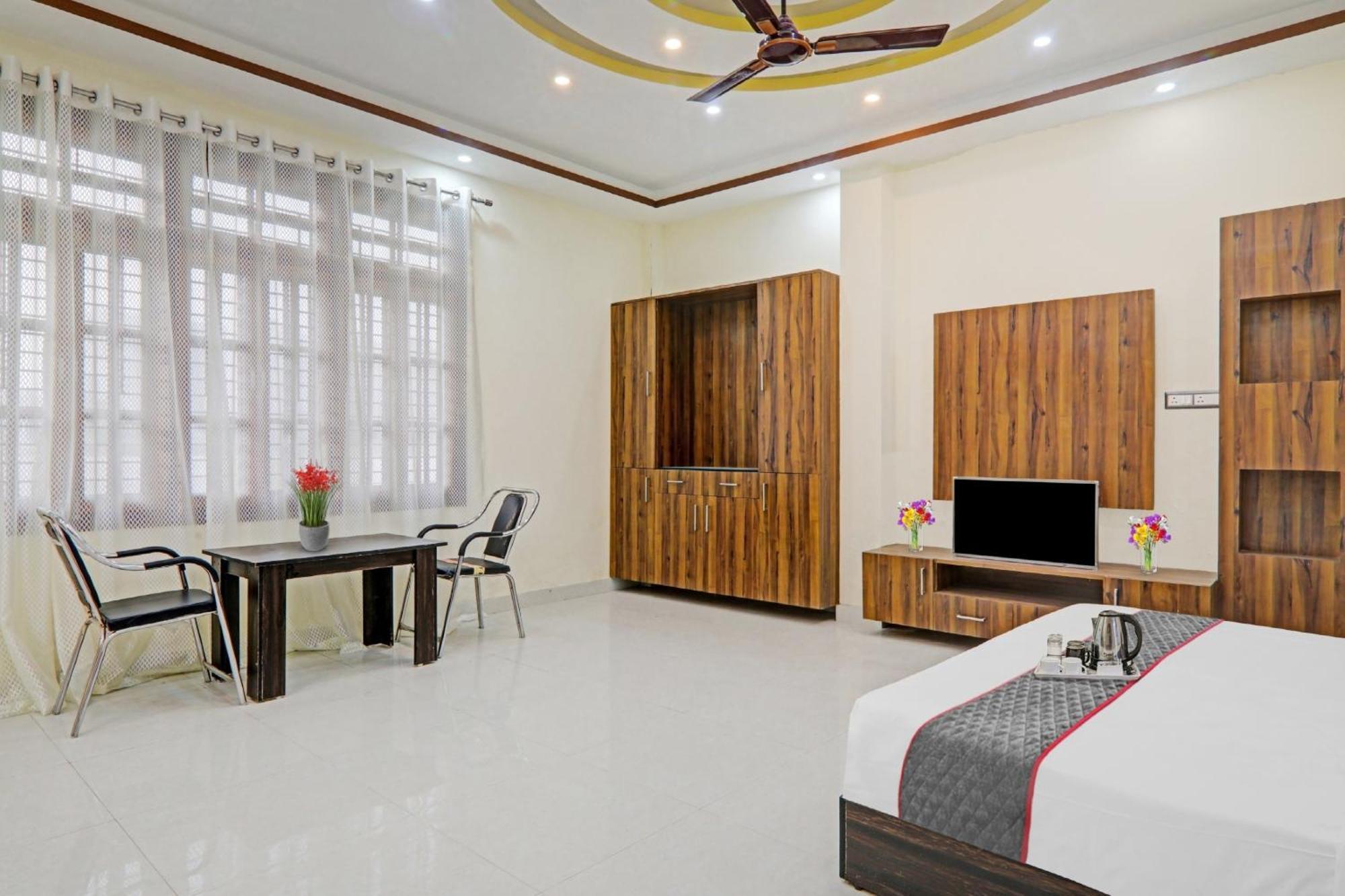 Townhouse Relax Inn Chinhat Ngoại thất bức ảnh