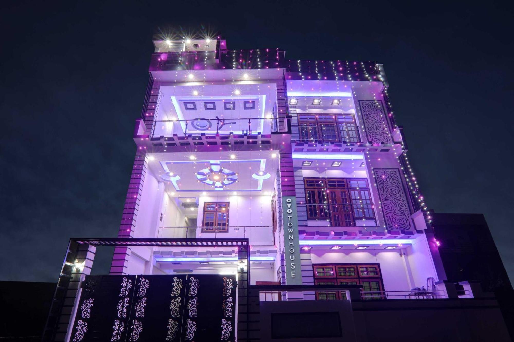 Townhouse Relax Inn Chinhat Ngoại thất bức ảnh