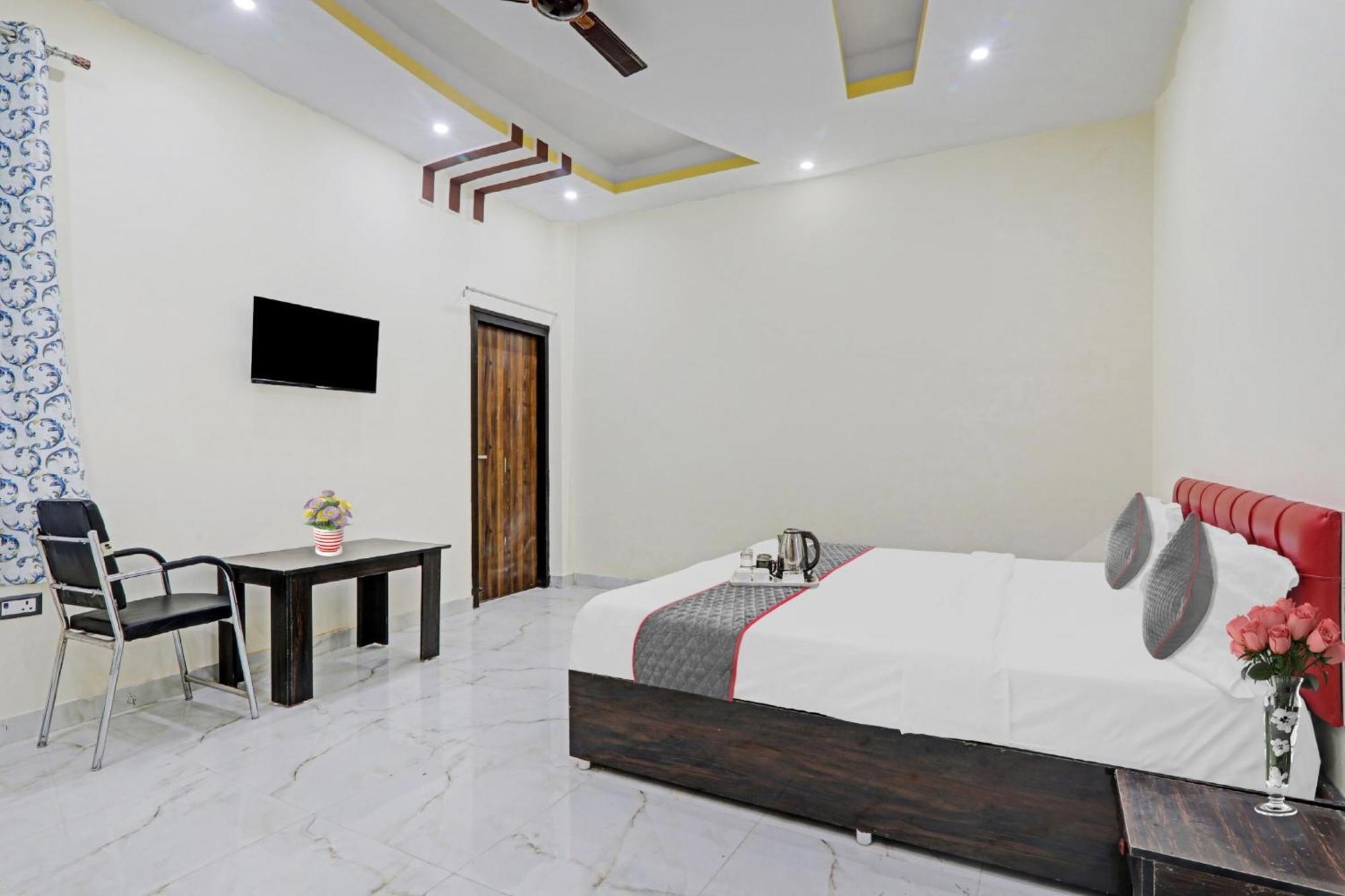 Townhouse Relax Inn Chinhat Ngoại thất bức ảnh
